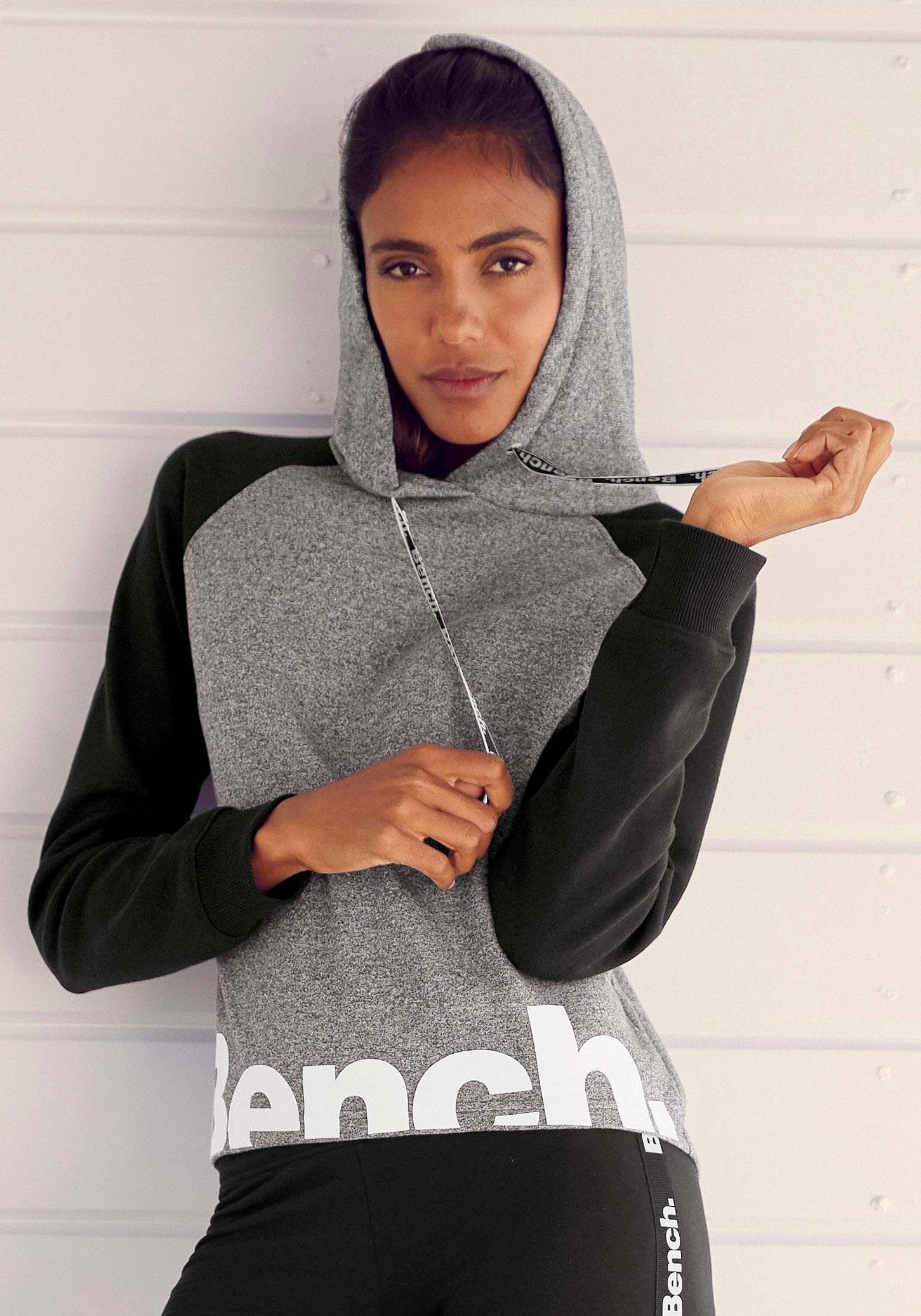Bench. Loungewear Kapuzensweatshirt, abgesetzten und farblich mit LASCANA Lingerie & Bademode, Hoodie | online Ärmeln Loungeanzug, Unterwäsche kaufen » Logodruck
