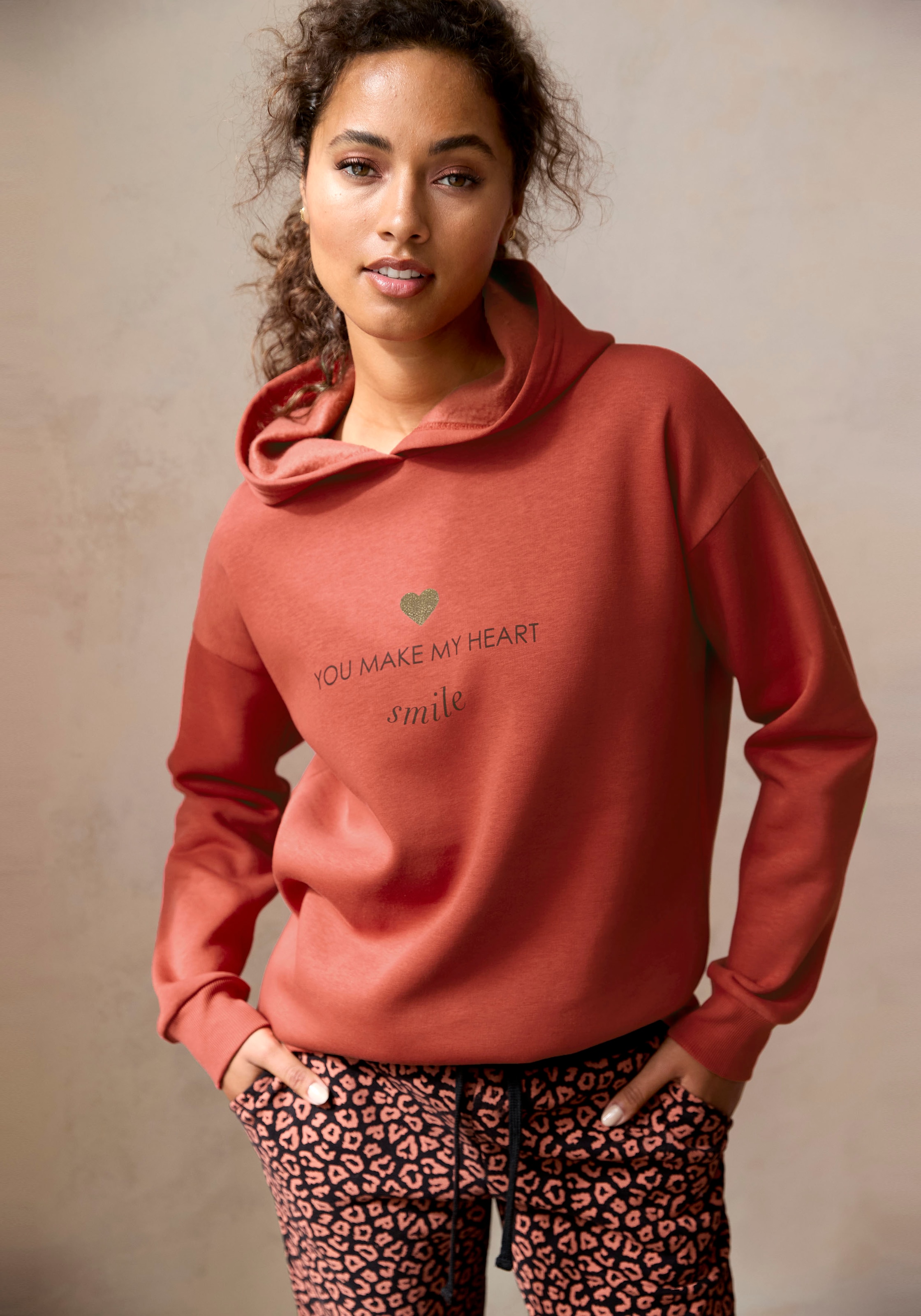 LASCANA Hoodie »/Kapuzenpullover/Loungpullover«, mit Print vorne